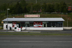kria-fast-food-restaurant-gas-station-eskifjordur-fjardabyggd-iceland-east-coast-kiosk-snack-shell-orka-bensín